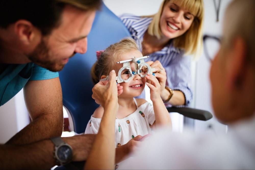 What should parents pay attention to when taking children for an eye exam?