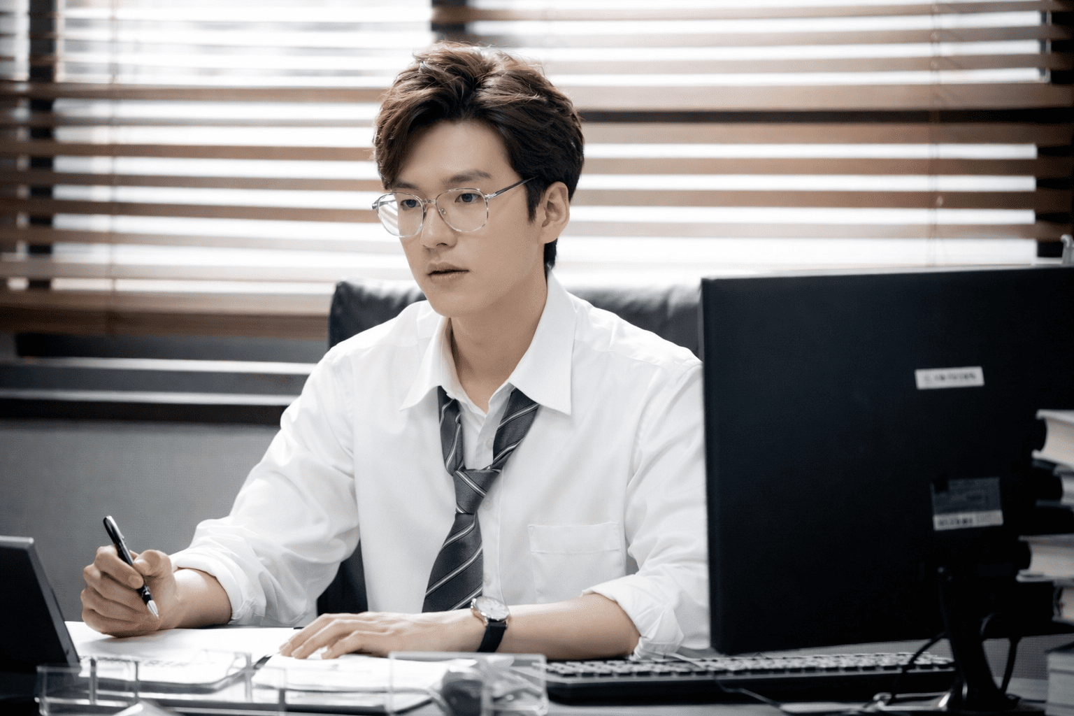 Should office workers with high myopia choose Phakic ICL?