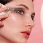 Trang điểm mỗi ngày có làm mắt cận dễ khô hơn không?