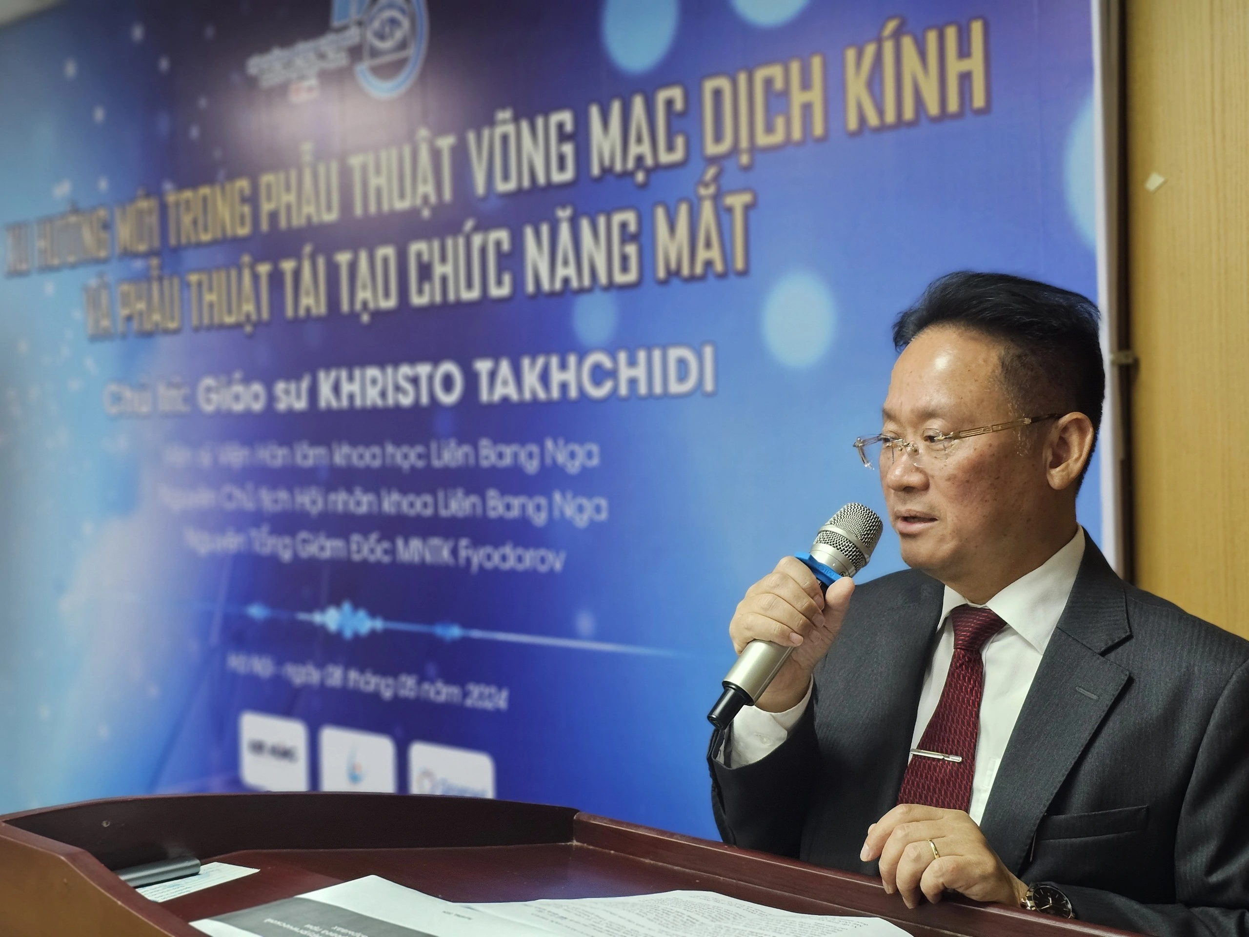 Tiến sĩ Khristo Takhchidi phất biểu tại chương trình 