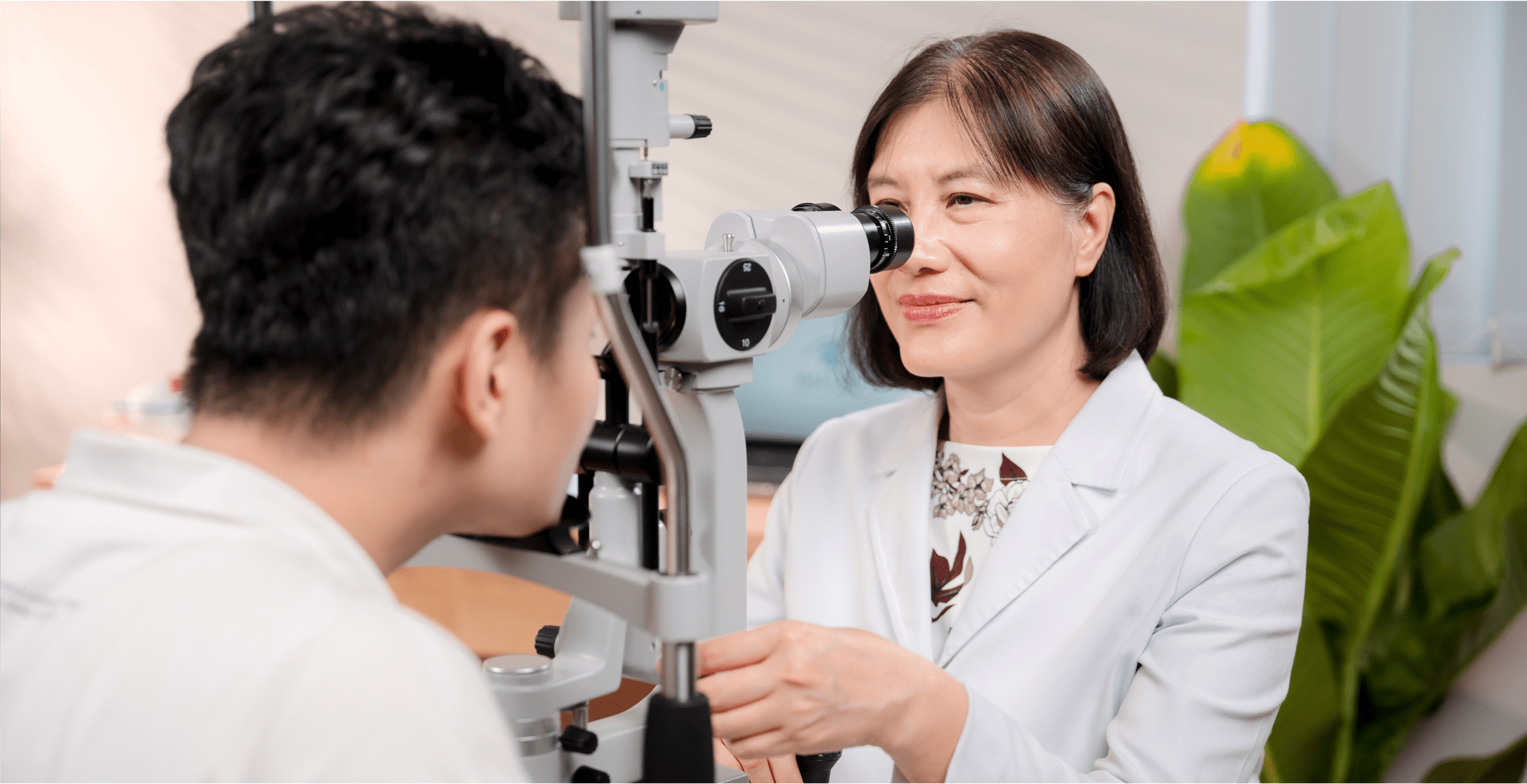 PGS.TS.BS Trần Hải Yến tiên phong đưa hàng loạt kỹ thuật hiện đại vào Việt Nam như Phakic ICL