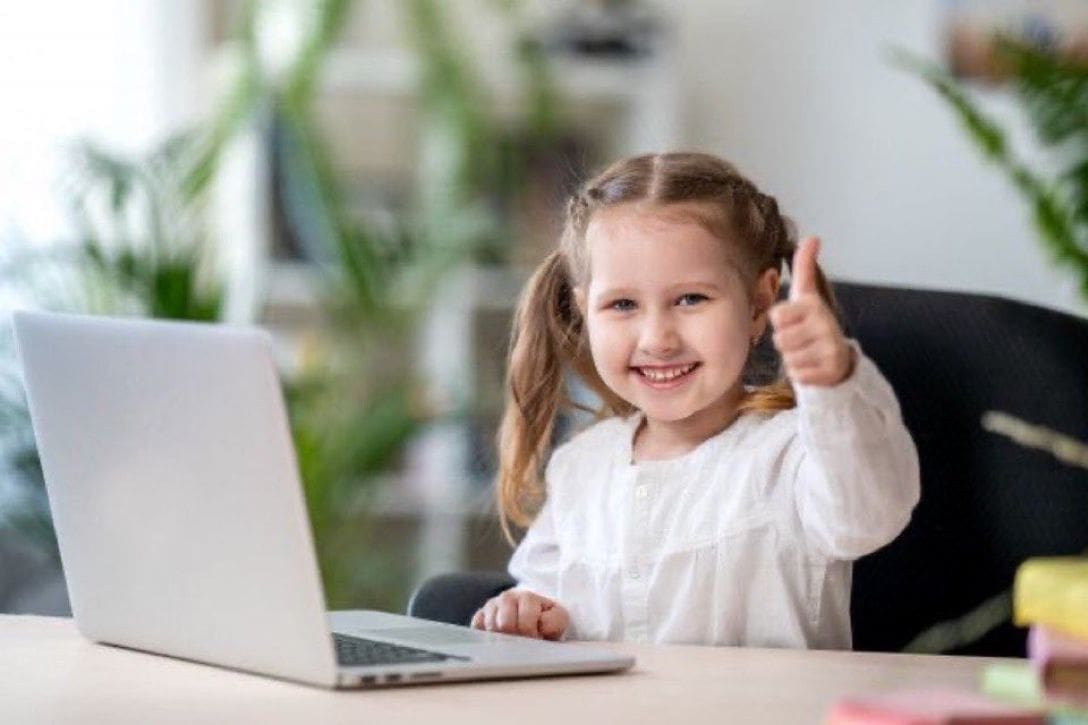 Màn hình máy tính khiến thị lực trẻ suy giảm nhanh ra sao?