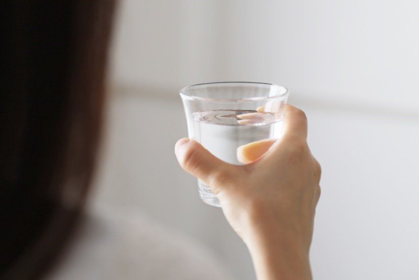 Chống khô mắt hiệu quả chỉ với một ly nước