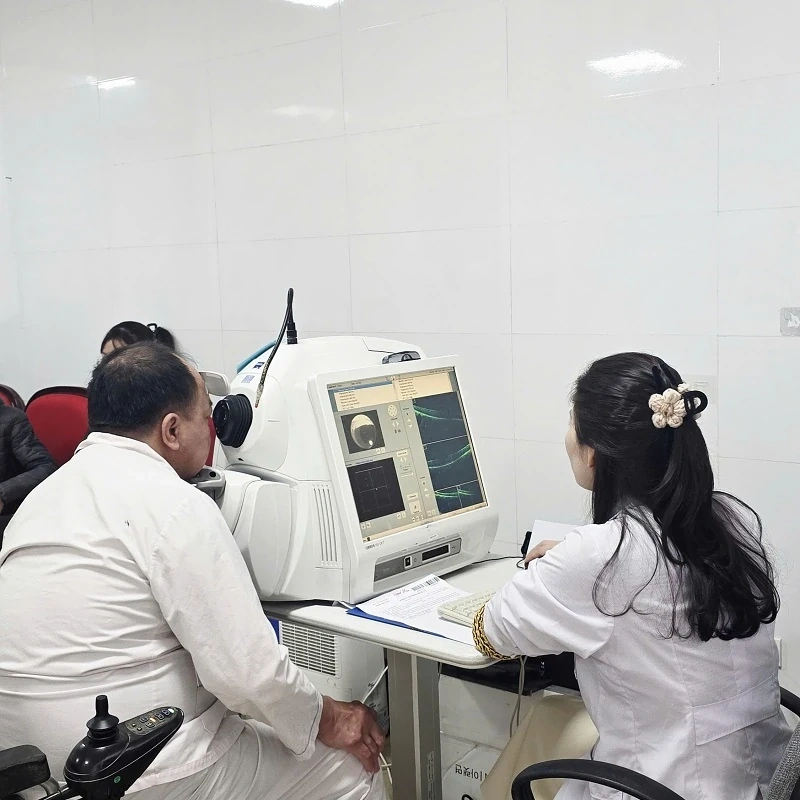 Các bác sĩ khuyến cáo người dân khám mắt định kỳ để tầm soát bệnh Glocom.