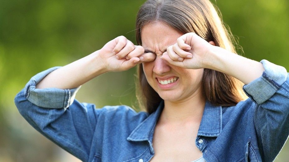 How does eye rubbing harm your eyes?