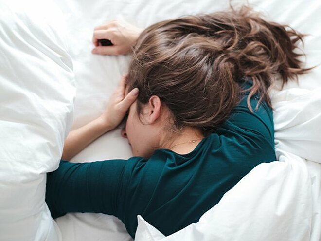 Incorrect sleeping posture not only affects the spine but can also directly cause eye pain after waking up