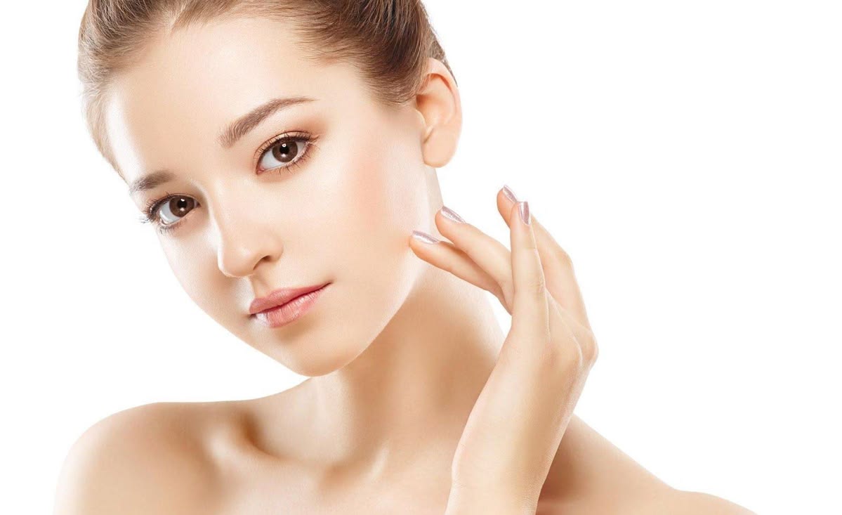 Sai lầm lớn nhất khiến kính dễ trượt chính là bôi quá nhiều lớp dưỡng da trước khi trang điểm.