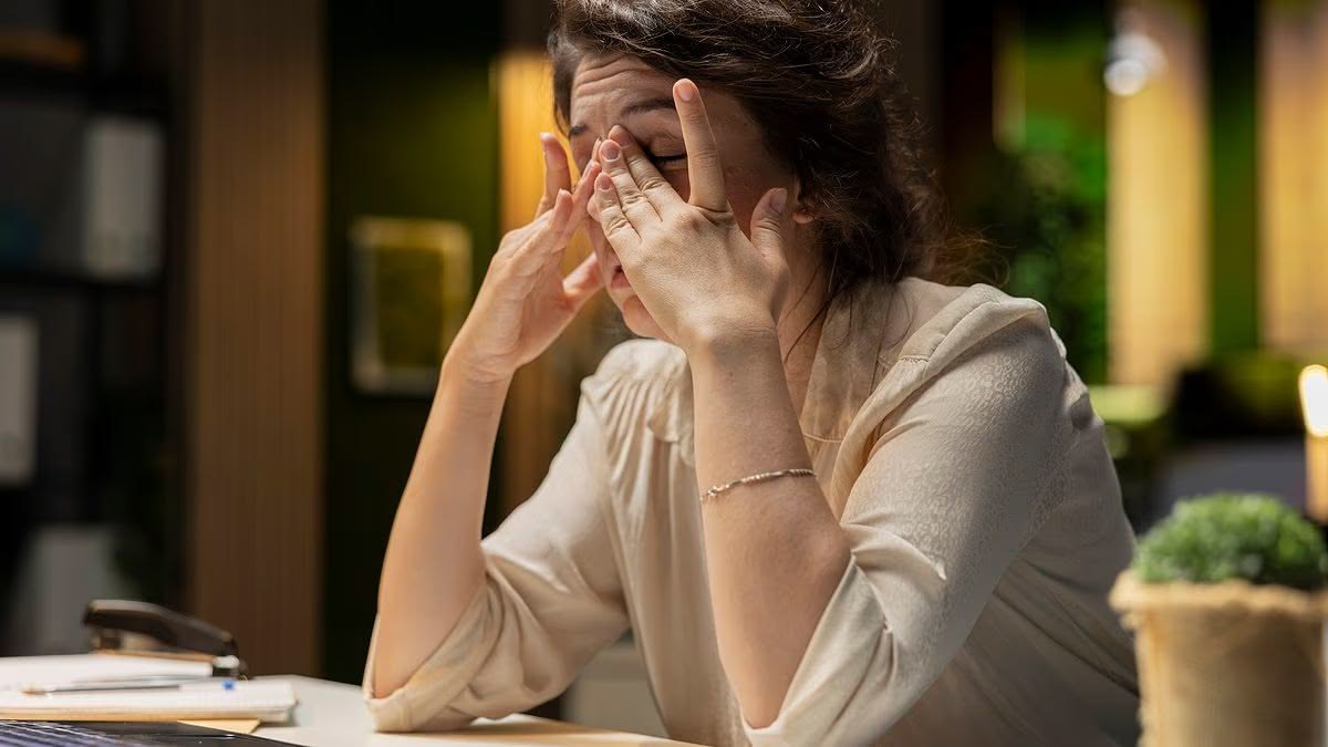 Khô mắt do màn hình khác gì khô mắt bệnh lý?