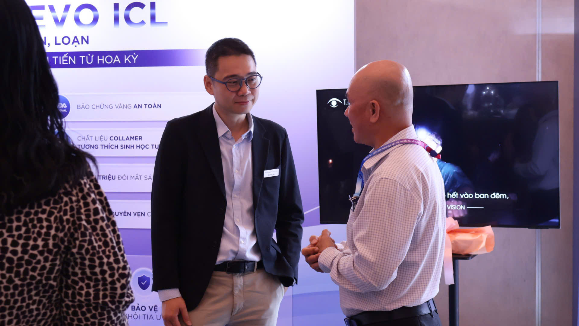 Mr. Wei Zhe So in discussion with the person in charge of professional affairs in Vietnam