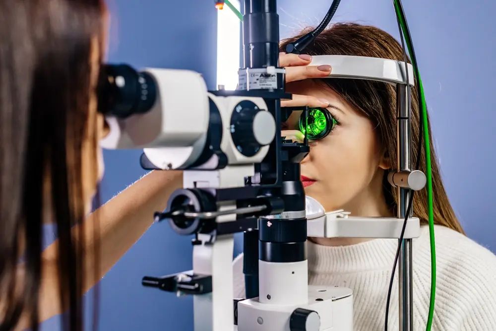 Vì sao mắt có thể tái cận sau phẫu thuật?