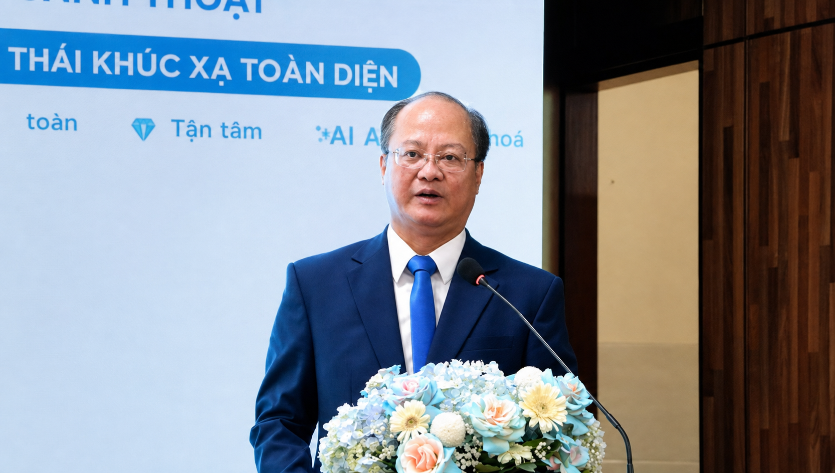 Dr. Le Anh Tuan, Director of Ho Chi Minh City Eye Hospital, speaks at the anniversary ceremony