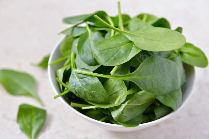 Rau chân vịt cung cấp tiền chất vitamin A, góp phần duy trì sức khỏe mắt