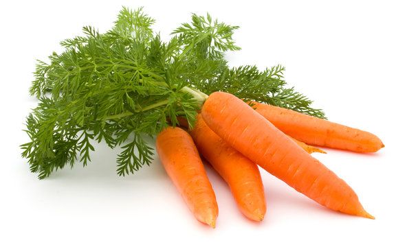 Cà rốt cung cấp beta-carotene, tiền chất vitamin A cần thiết cho mắt